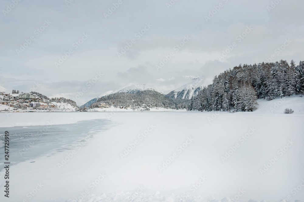 Obraz premium St. Moritz, St. Moritzersee, Oberengadin, Winter, Wintersport, Muottas Muragl, Stazerwald, Eisfläche, Graubünden, Alpen, Schweiz