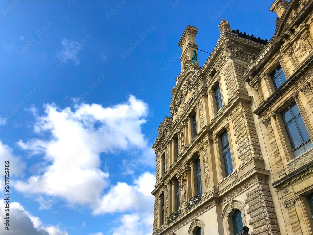 Facciatata ovest del Louvre con cielo azzurro, Parigi, Francia