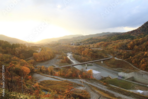 紅葉　ダムの下流の夕陽