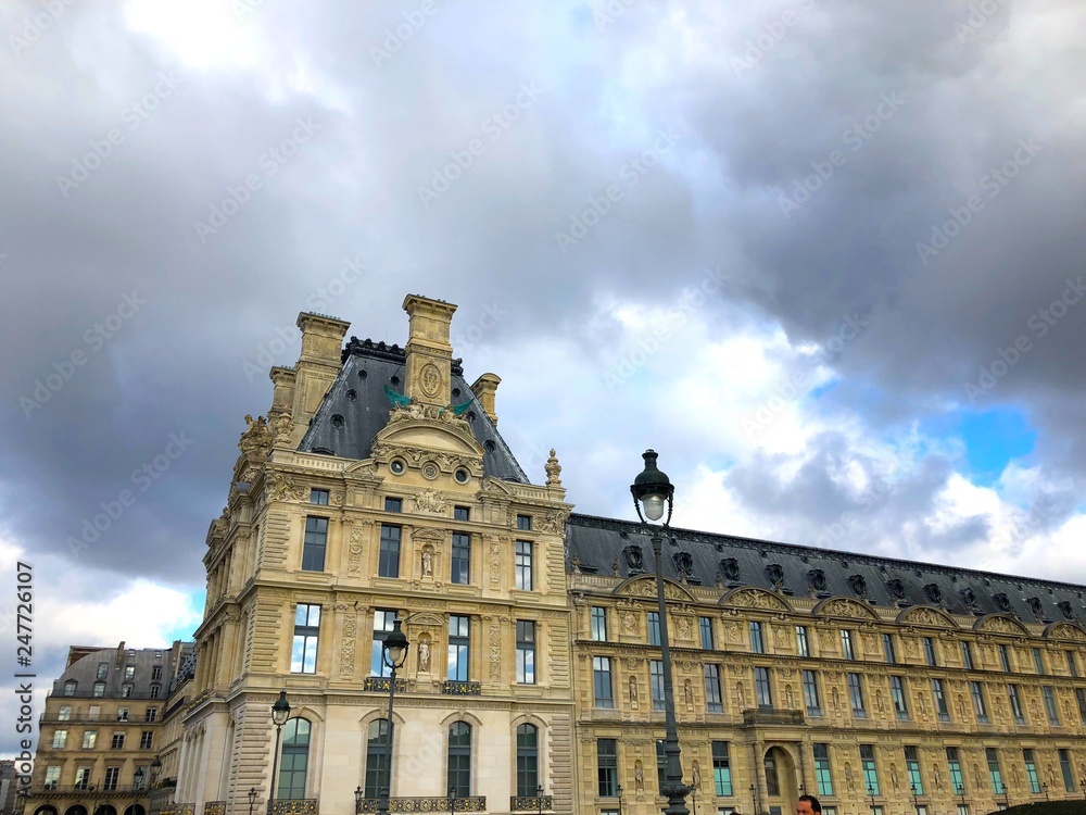 Louvre con nuvole, Parigi, Francia