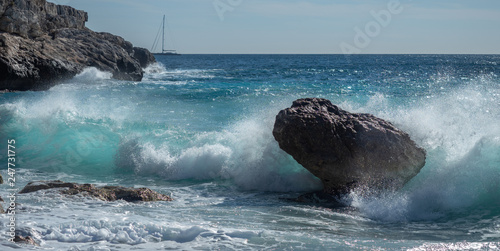 dia de viento en la costa de palma de mallorca a la entrada del puerto en playa de piedras