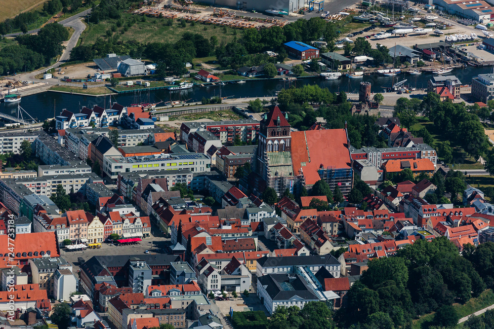 Greifswald, Ryck, Rathaus, Markt und Marienkirche, Mecklenburg-Vorpommern, Deutschland, Luftaufnahme
