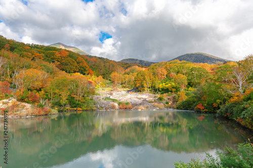 【青森県八甲田山中】酸ヶ湯温泉から徒歩5分の地獄沼は爆裂火口に温泉水の溜まった荒涼とした沼 © ikeda_a