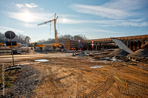 baukran beim brückenbau