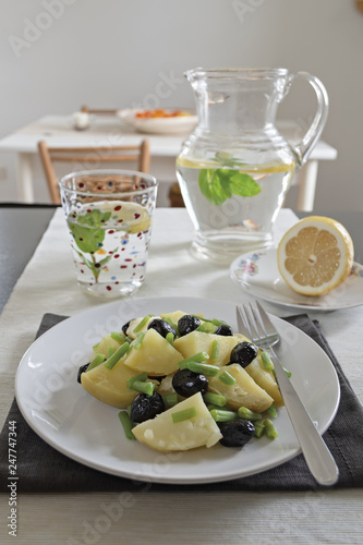 insalata di patate lesse con fagiolini olive nere erba cipollina photo