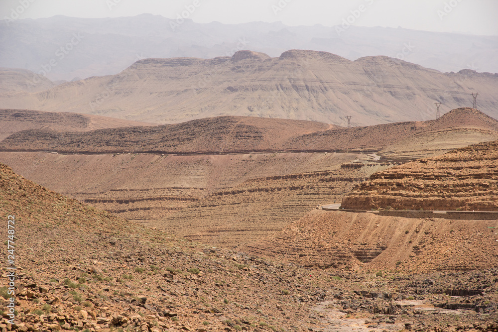 Berglandschaft mit Straße im wüstenhaften Antiatlas, Marokko Berglandschaft mit Straße im wüstenhaften Antiatlas, Marokko
