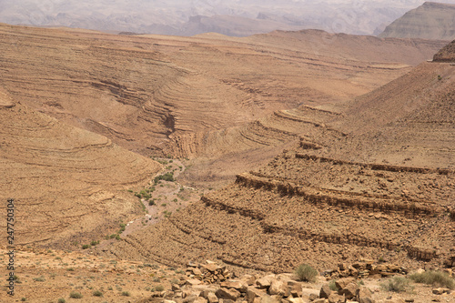 Gebirgslandschaft mit ausgetrocknetem Wasserlauf im Antiatlas, Nordafrika