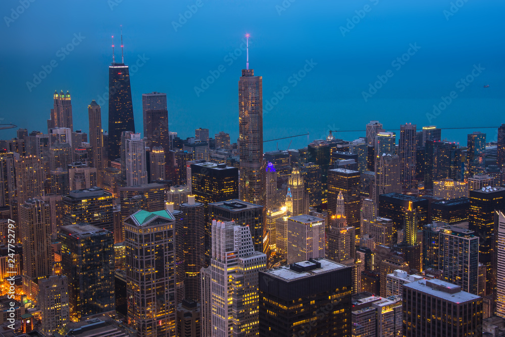 Fototapeta premium Chicago skyline z lotu ptaka o zmierzchu, Stany Zjednoczone
