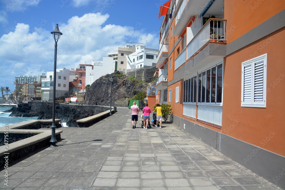 Obraz premium Paseando en familia por las costas de Tenerife
