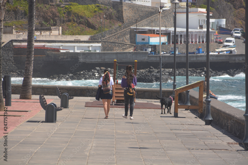 Amigas paseando por un paseo marítimo en las costas de Tenerife