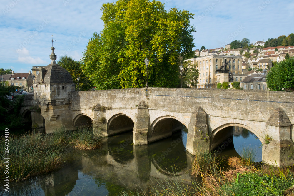 Fototapeta premium The well known ancient bridge over the River Avon with its one-time chapel and later lock-up in autumn sunshine, Bradford on Avon, Wiltshire, UK