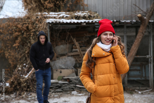 Foto Male thief following young woman outdoors
