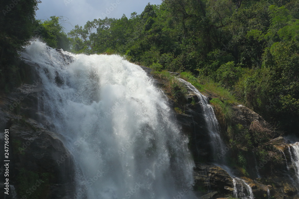 Fototapeta wodospad w lesie natura, piękny krajobraz