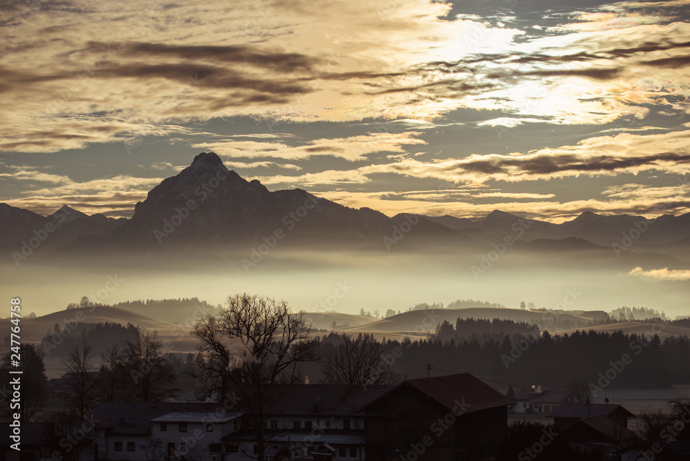 Panorama Allgäu mit Bergen und Nebel, Alpenlandschaft