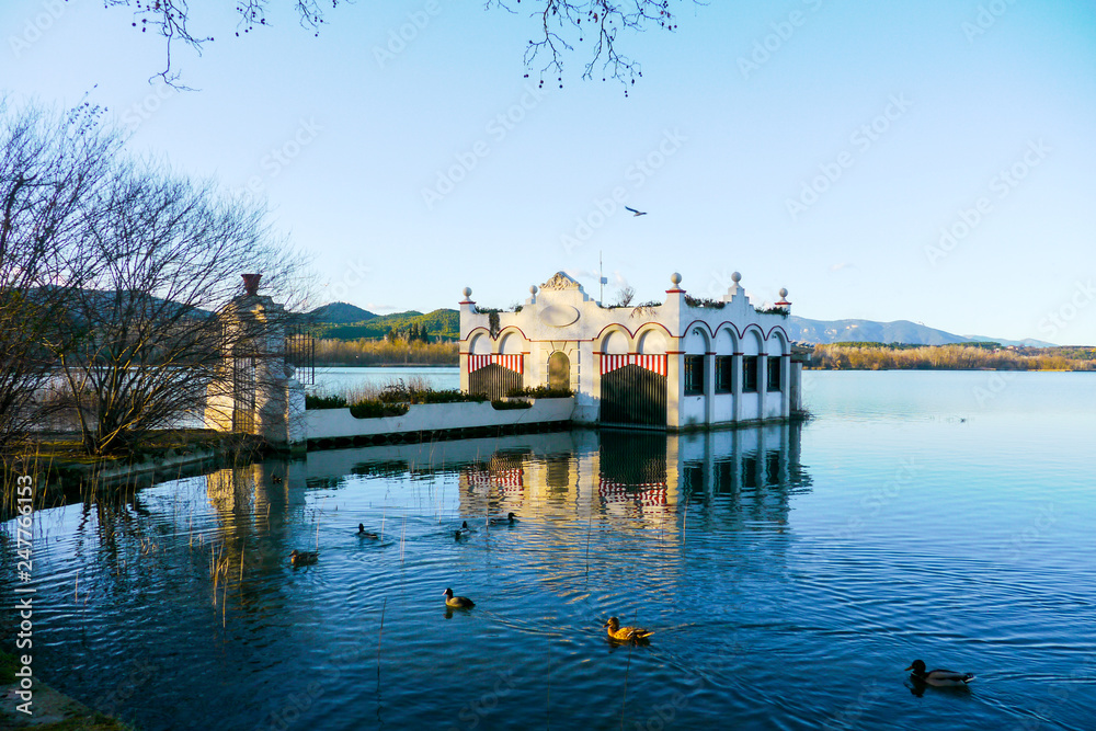 Obraz premium Banyoles, Catalonia / Spain - February 2, 2014: Fishing house on the shore of the lake