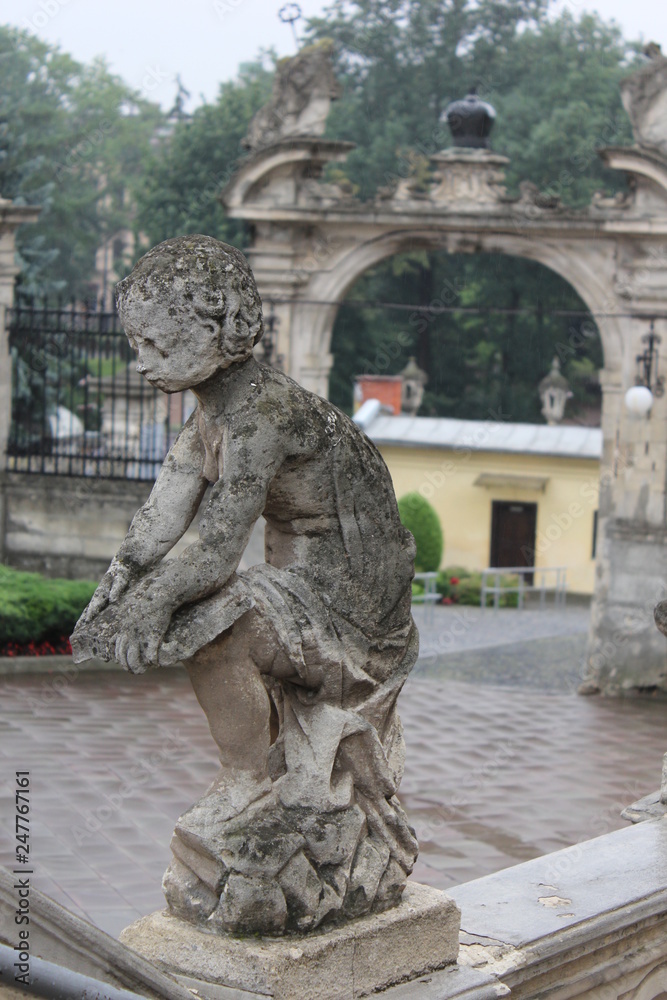 Naklejka premium statue in the park
