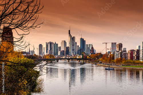 Skyline Frankfurt / Main im Abendlicht