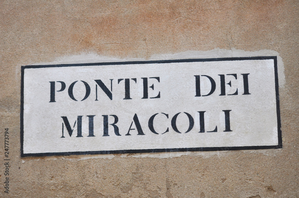 Cartello indicante la direzione verso il Ponte dei Miracoli, Venezia, Italia Cartello indicante la direzione verso il Ponte dei Miracoli, Venezia, Italia