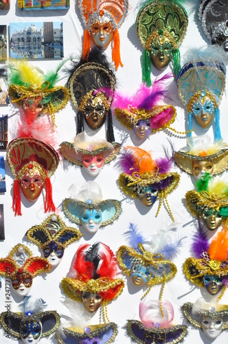 Piccole maschere veneziane colorate