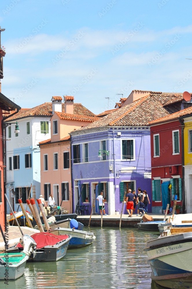 Canale e case colorate dell'Isola di Burano, Venezia, Veneto, Italia