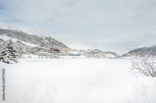 St. Moritz, St. Moritzersee, Dorf, Corviglia, Oberengadin, Alpen, Winter, Wintersport, Graubünden, Schweiz