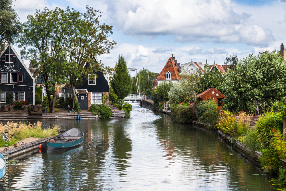 Naklejka premium Amsterdam houses on the canals
