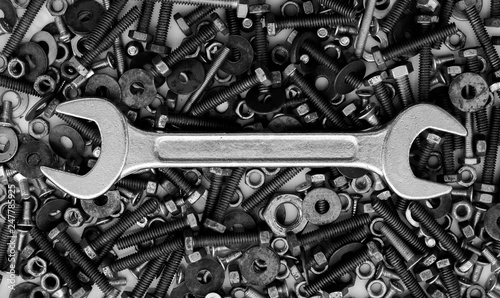 Fotografi Wrenches on assorted nuts and bolts.