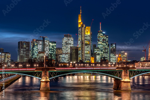 Skyline von Frankfurt am Main in der Dämmerung mit Ignatz-Bubis-Brücke im Vordergrund