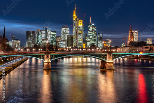 Skyline von Frankfurt am Main in der Dämmerung mit Ignatz-Bubis-Brücke im Vordergrund
