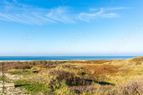 D  nenlandschaft auf der ostfriesischen Insel Langeoog mir unendlicher Weite