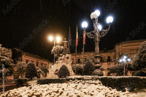 Acireale di notte con la neve - 72 photo