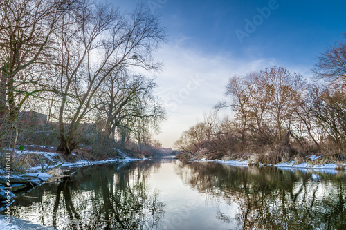 spokojna rzeka Odra w Brzegu zimą