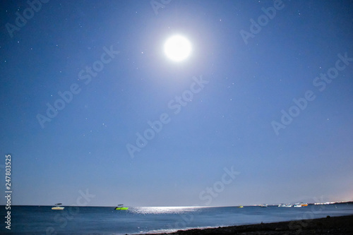 Aufgehender Mond  Krater  Dunkel  Strand 