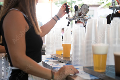 Εκτύπωση καμβά tapping glass of beer