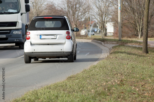 Gegenverkehr auf der Straße