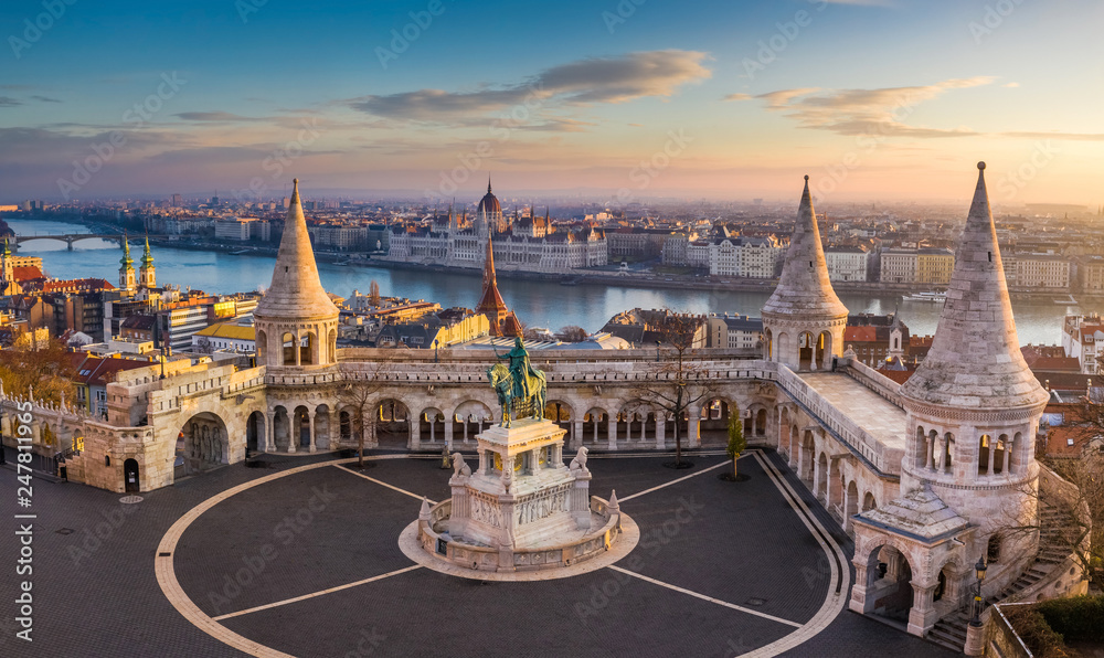 Naklejka premium Budapeszt, Węgry - słynna baszta rybacka o wschodzie słońca z pomnikiem króla Stefana I i parlamentu Węgier w tle