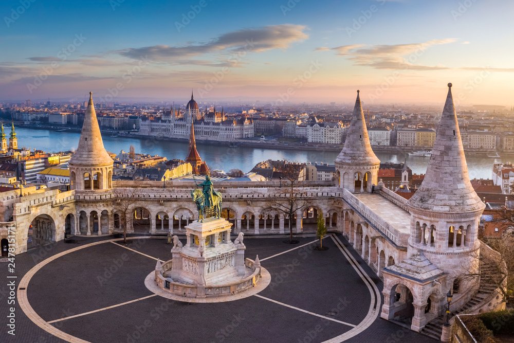 Obraz premium Budapeszt, Węgry - słynna baszta rybacka o wschodzie słońca z pomnikiem króla Stefana I i parlamentu Węgier w tle