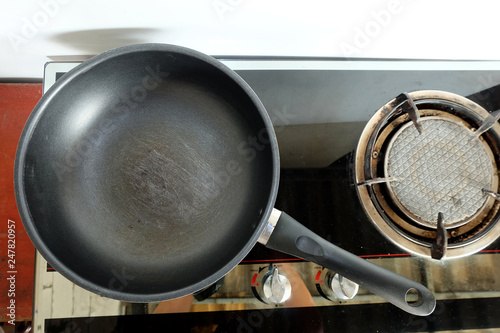 Scratches on the teflon pan on the gas stove, Sloppy kitchen