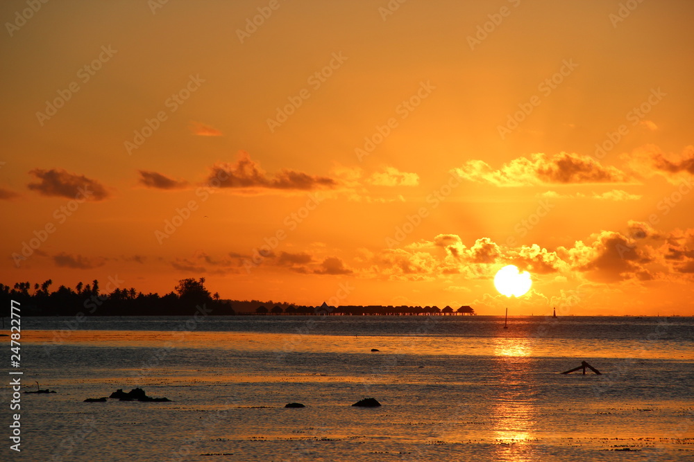 タヒチのモーレア島から見る夕日