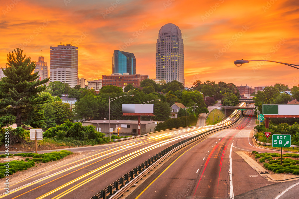 Fototapeta premium Winston-Salem, North Carolina, USA skyline at dusk