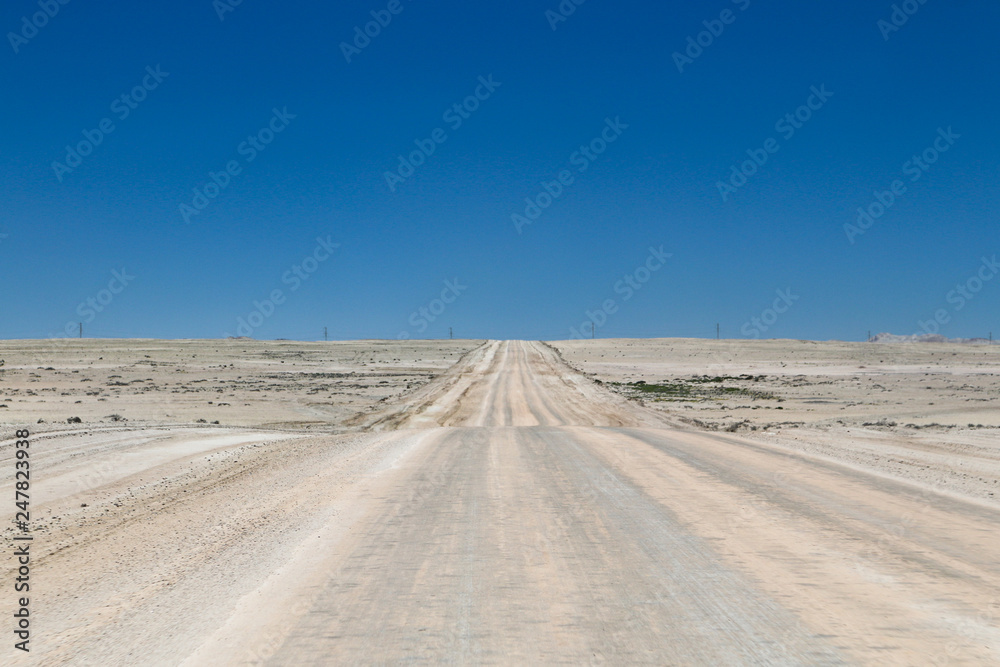 Schotterstraße bis zum Horizont Schotterstraße bis zum Horizont