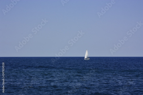 Einsames Segelschiff