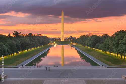 Canvastavla Washington Monument on the Reflecting Pool in Washington, D.C.