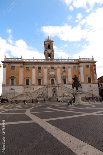 Piazza del Campidoglio, sede del comune di Roma,con la copia della statua bronzea di Marco Aurelio