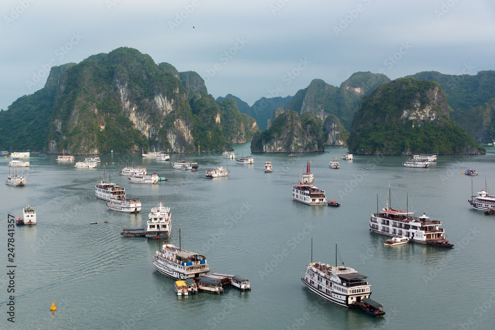 Halong-Bucht / Halong Bay in Vietnam mit Schiffen und Karstfelsen