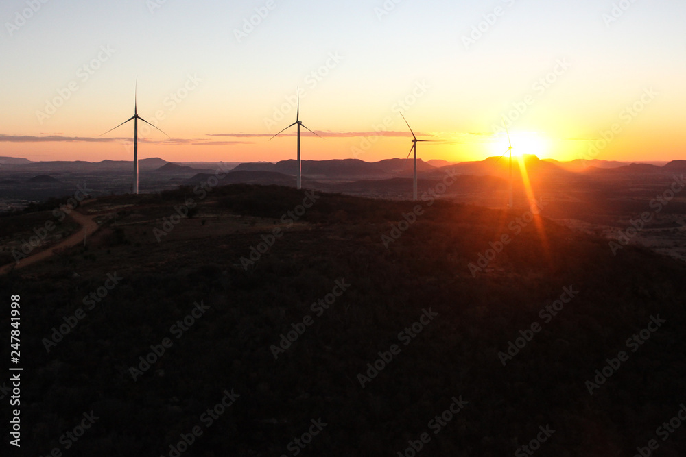 Obraz premium pôr de sol e as turbinas de energia eólicas