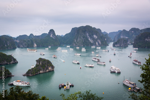 Quadro em tela Halong-Bucht / Halong Bay in Vietnam mit Schiffen und Karstfelsen