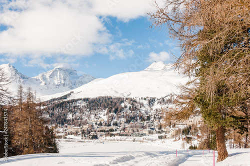 St. Moritz  St. Moritzersee  Engadiner Dorf  Oberengadin  Piz Nair  Corviglia  Winter  Wintersport  Alpen  Graub  nden  Schweiz