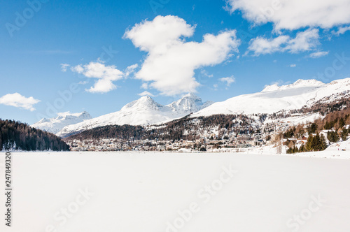 St. Moritz, St. Moritzersee, Corviglia, Piz Julier, Piz Nair, Alpen, Oberengadin, Winter, Wintersport, Graubünden, Schweiz