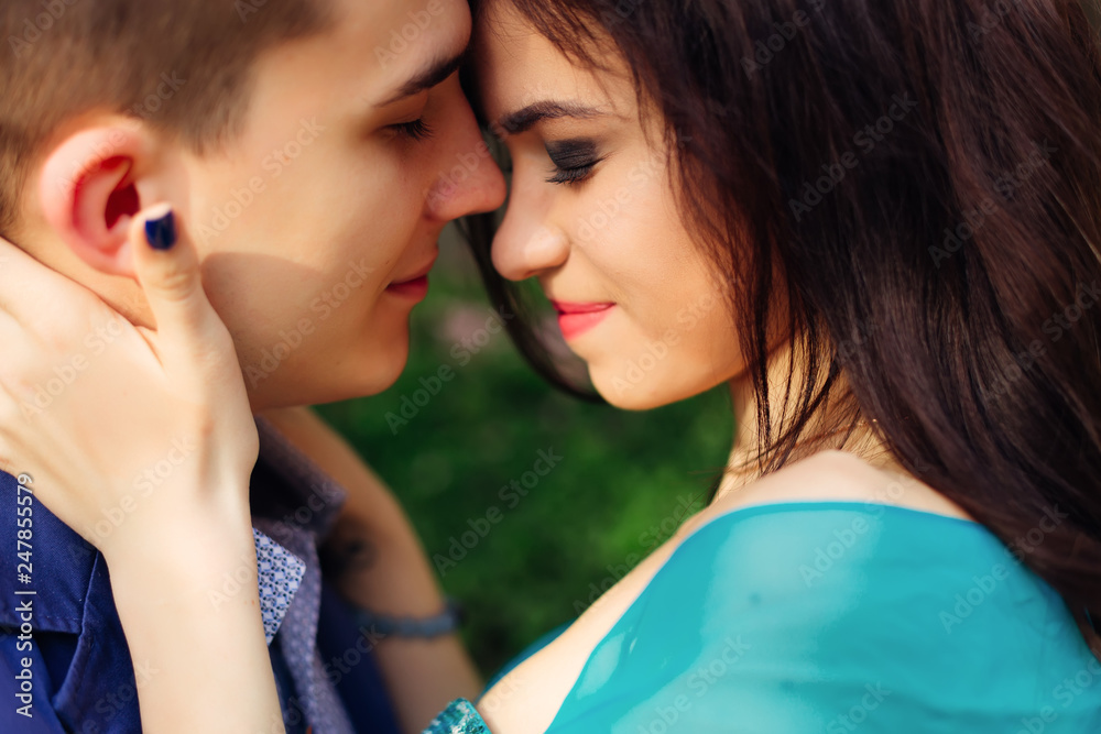 Naklejka premium a close-up of a guy and girl who lean their heads and closed th